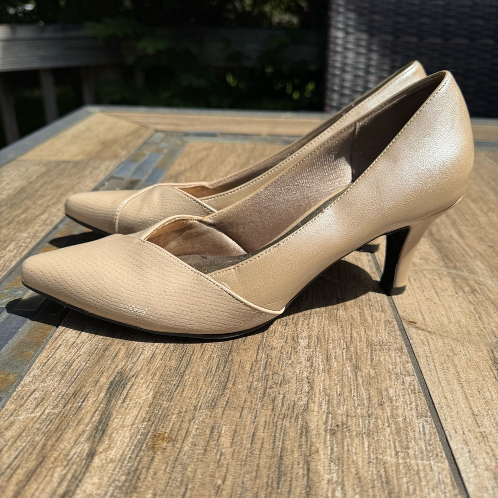 Life Stride Women’s Pointed Pumps Beige Cushioned Heels Size 8.5M